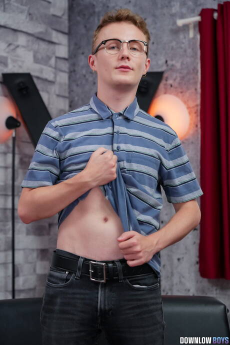 Beautiful buddy Jj Lake and beautiful boy Benny Fox posing nude and showing ass