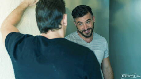 Os simpáticos amigos americanos, o robusto Ian Holms e o bonitão Michael Jackman, fazem um bom sexo anal