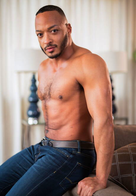 Os americanos sensuais, a lontra Adam Ramzi e o garanhão Dillon Diaz fazem um sexo interracial quente