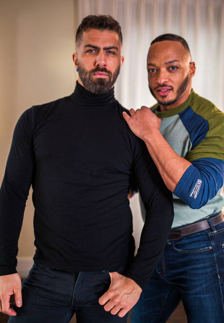 セクシーなアメリカ人、カワウソのアダム・ラムジとスタッドディロンディアスが熱い異人種間のセックスをする