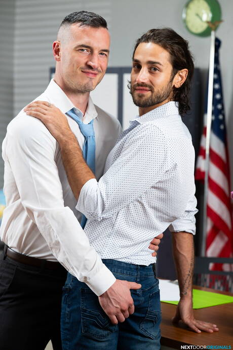 Hengst Derek Kage und Hengst Noah Asli posieren nackt