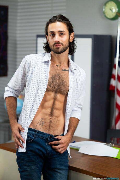 Student Derek Kage i student Noah Asli pozują nago