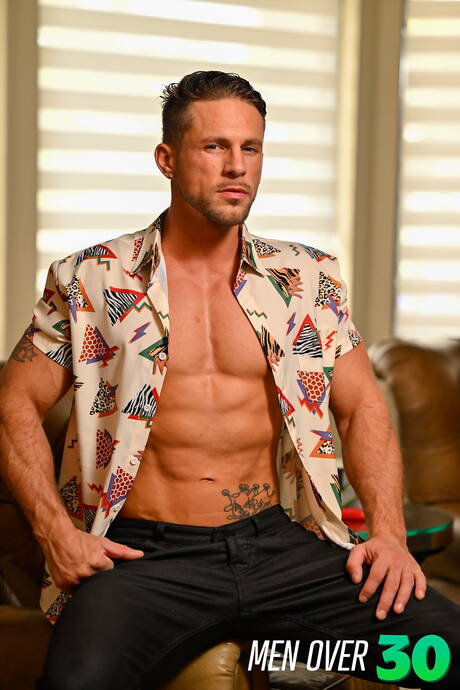 ホットなアメリカ人の男、力持ちのローマン・トッドとたくましいカイラー・ドレイクがフェラチオの後にアナルファック