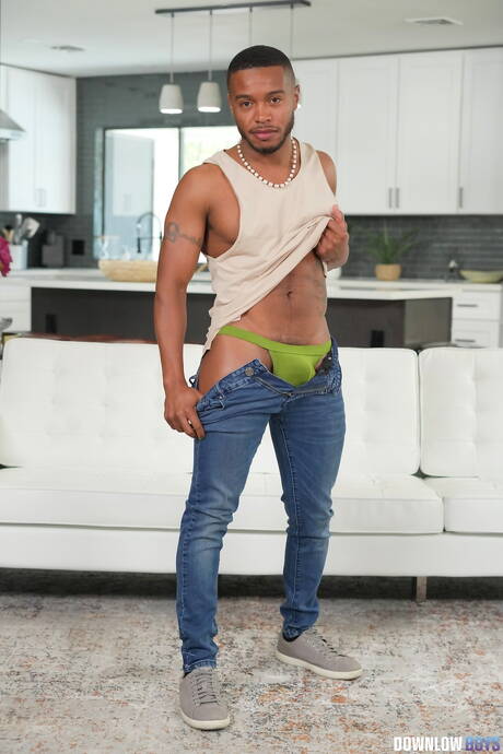 Il ragazzo sexy Jake Waters e il ragazzo sensuale Max Mabry si scopano il culo dopo una scopata interrazziale