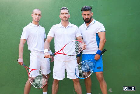 帥哥 Paddy Obrian、Justin Jett 和 Jack Bandit 在戶外享受火熱三人肛交