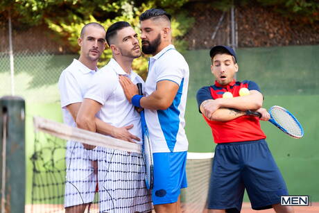 Die heißen Typen Paddy Obrian, Justin Jett und Jack Bandit haben heißen Dreier-Analsex im Freien