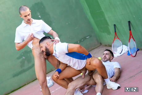 Die heißen Typen Paddy Obrian, Justin Jett und Jack Bandit haben heißen Dreier-Analsex im Freien