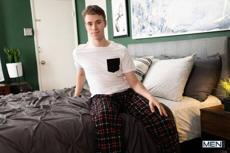 Hübscher amerikanischer Junge, sinnlicher Typ Adam Awbride und schöner Typ Jay Stroke ficken Arsch nach Blowjob