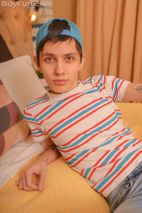 Hübscher Junge Oliver Wilson spielt mit Schwanz