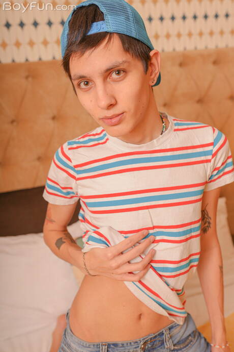 Hübscher Junge Oliver Wilson spielt mit Schwanz