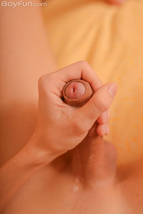 Hübscher Junge Oliver Wilson spielt mit Schwanz