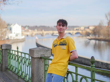 Twink Cassian Wesley y el twink caliente Kai Danvers follan el culo después de una mamada al aire libre