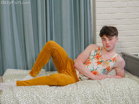 Young dude Axel Reeves undressing and showing hot ass