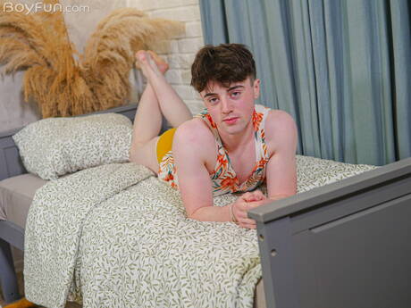 Young dude Axel Reeves undressing and showing hot ass