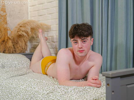 Young dude Axel Reeves undressing and showing hot ass