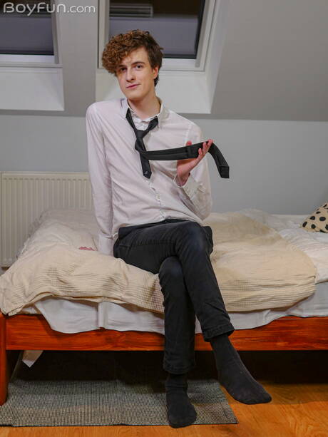 Der junge Kerl Carlo Terra zieht sich aus und zeigt seinen schönen Hintern