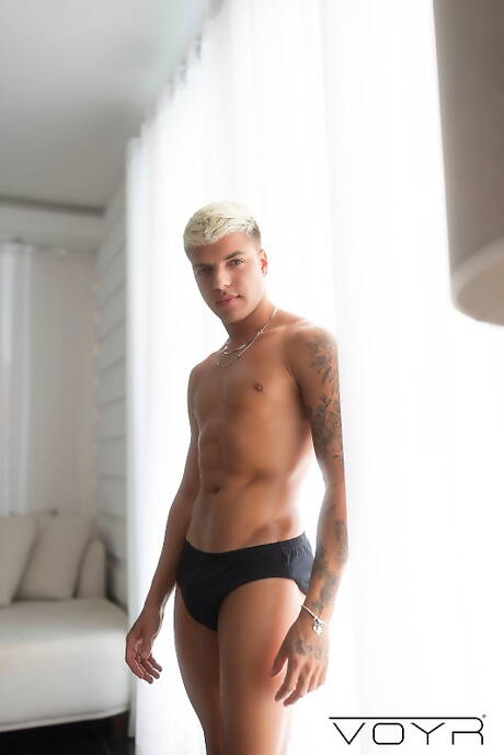 El tipo duro Big Rod y el corpulento Lucas Brandao se follan el culo después de chuparlo