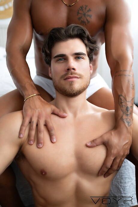 관능적인 남자 히우리 크루즈와 핫한 남자 마티 스미스가 욕조에서 뜨거운 동성애 장면을 연출하다