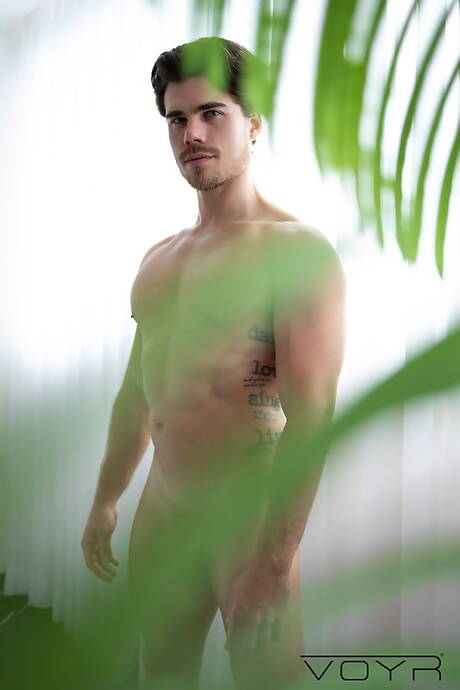 性感男孩 Hiuri Cruz 和帥哥 Marty Smith 在浴缸中上演火熱的同性戀場景