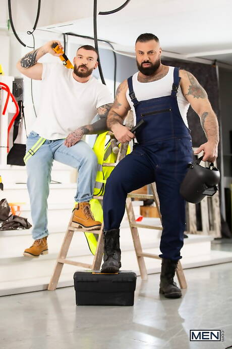 Sinnlicher Typ Alex Marte und attraktiver Typ Kinkoer beim heißen Analsex