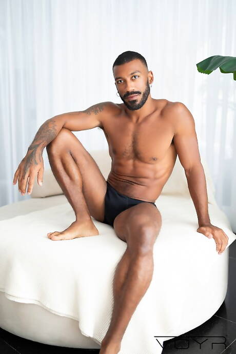 Il ragazzo attraente Jonatas Santos e il ragazzo sensuale Luca Rocha si godono un bel sesso orale