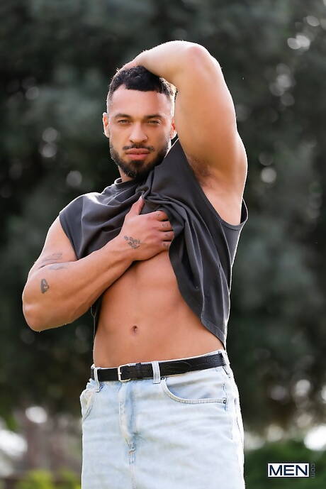 Il bellissimo Nik Fros e lo splendido ragazzo Tom Storm in un bollente sesso anale all