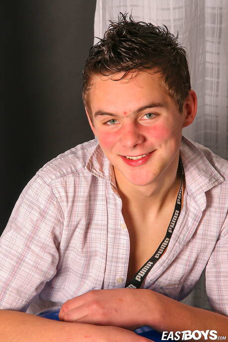 Piękny chłopiec Lukas bawi się penisem