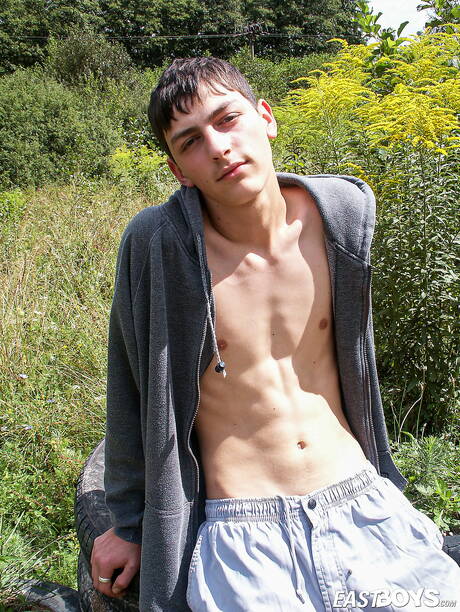 Piękny chłopiec Pavolka ma przyjemność na świeżym powietrzu