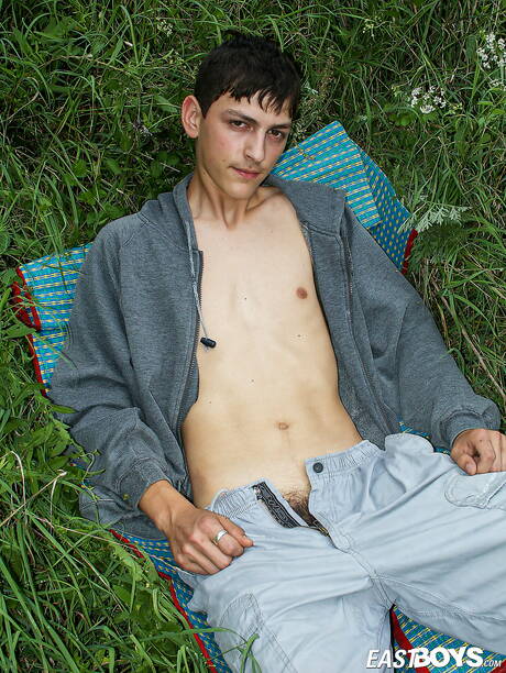 Piękny chłopiec Pavolka ma przyjemność na świeżym powietrzu