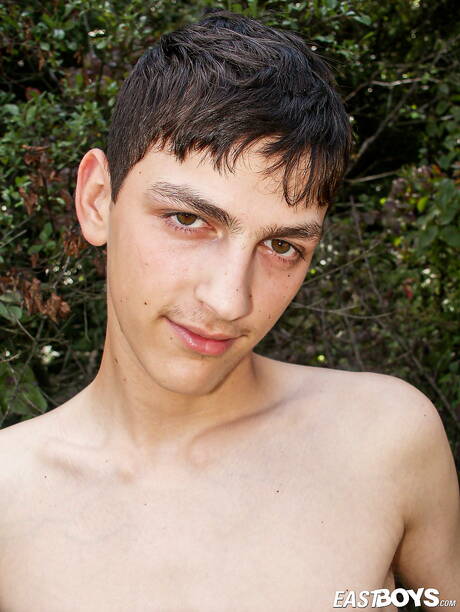 Piękny chłopiec Pavolka ma przyjemność na świeżym powietrzu