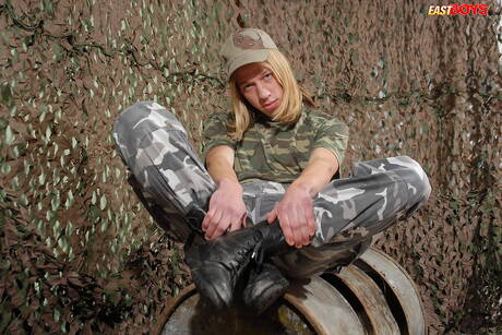 ホットなトゥインクオリバークレイマーがチンポをいじる