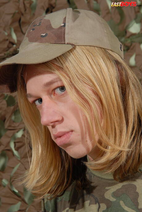 ホットなトゥインクオリバークレイマーがチンポをいじる