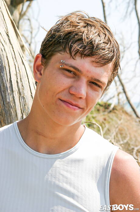 Twink Alan y twink Raul se masturban después de caminar por la playa