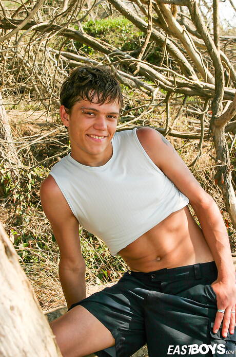 Twink Alan y twink Raul se masturban después de caminar por la playa