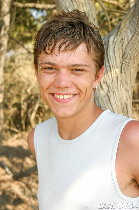 Twink Alan y twink Raul se masturban después de caminar por la playa