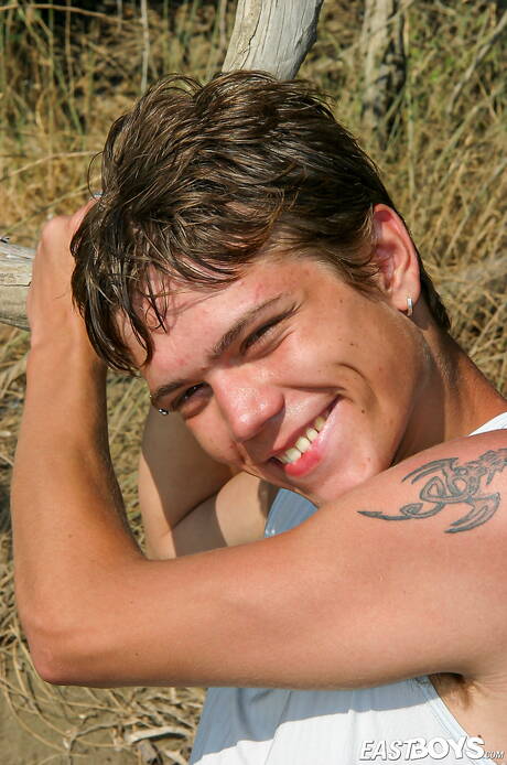 Twink Alan y twink Raul se masturban después de caminar por la playa