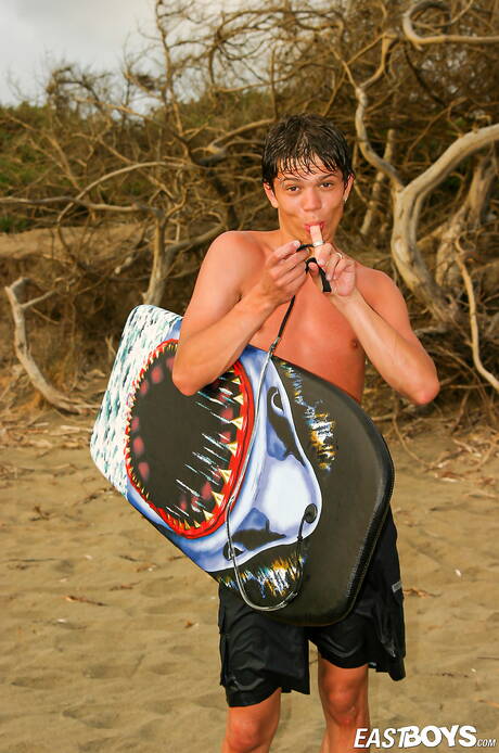 Twink Alan y twink Raul se masturban después de caminar por la playa