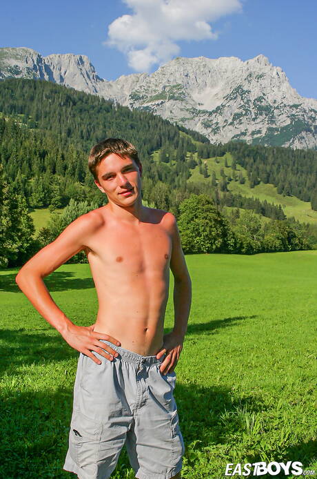 Il twink Alan e il twink Raul si masturbano dopo una passeggiata sulla spiaggia dell