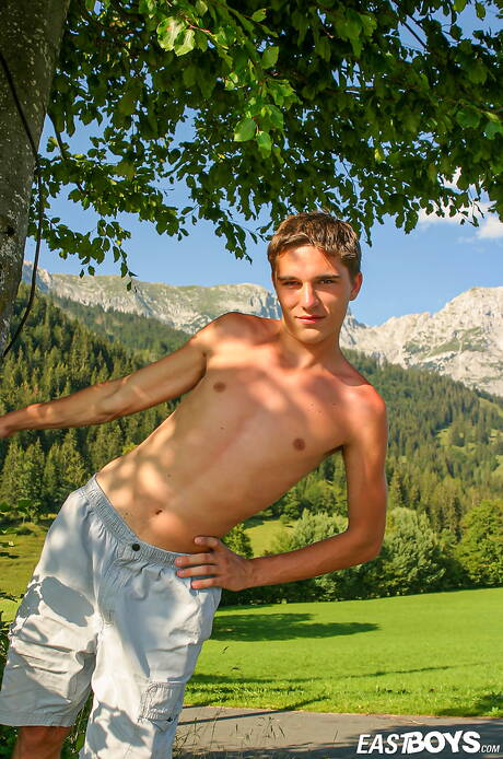 Twink Alan and twink Raul jerk off after ocean beach walking