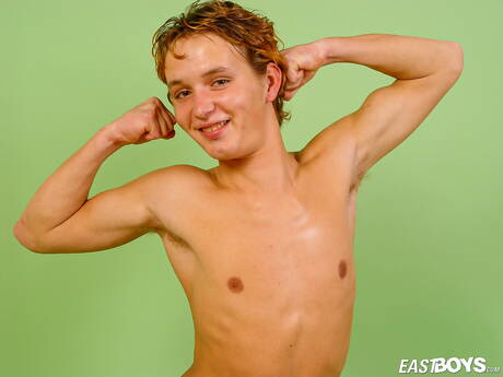 Twink Paulius posando desnudo y mostrando su bonito trasero