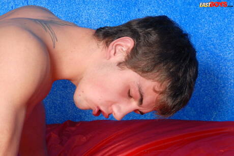 スタッドアラステアがペニスで遊ぶ