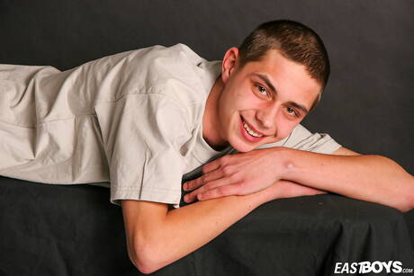 Ładny chłopak Tommy masturbuje się swoim kutasem