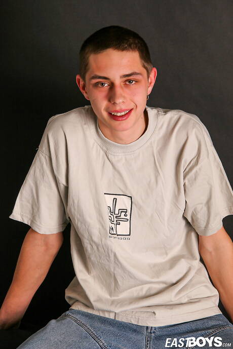 Ładny chłopak Tommy masturbuje się swoim kutasem