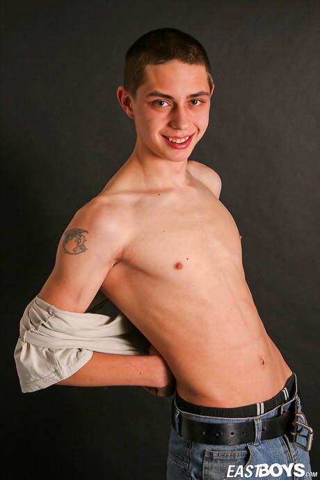 Ładny chłopak Tommy masturbuje się swoim kutasem