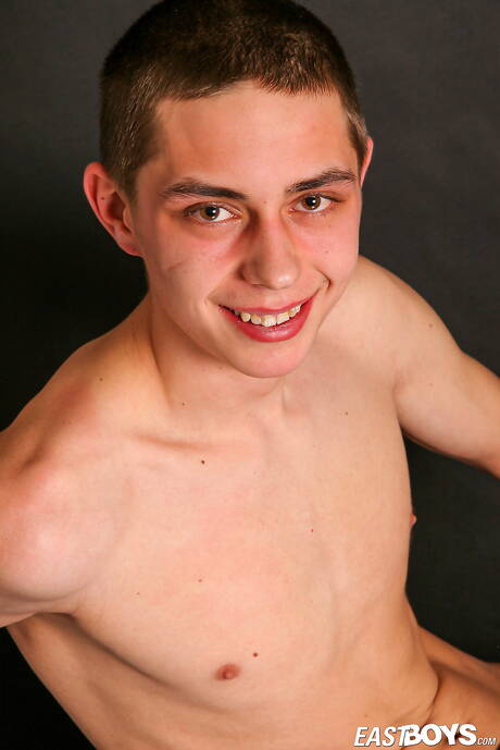 Ładny chłopak Tommy masturbuje się swoim kutasem