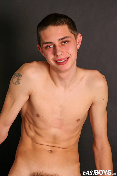 Ładny chłopak Tommy masturbuje się swoim kutasem