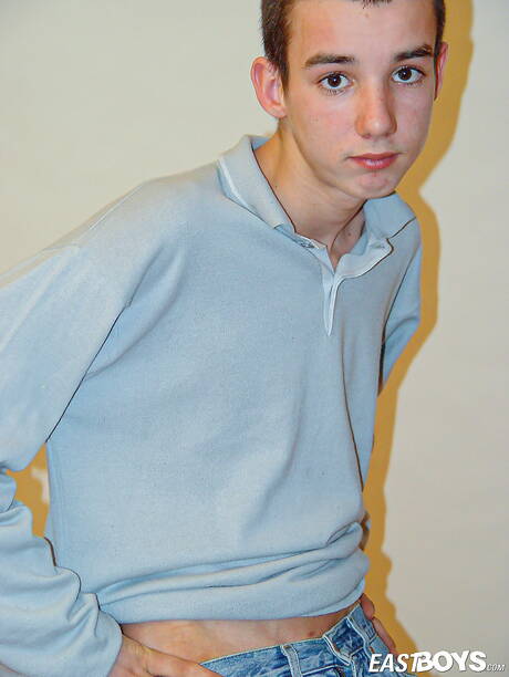 Mooie jongen Piotrek kleedt zich uit en laat zijn hete kont zien