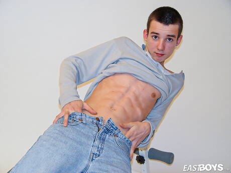 Mooie jongen Piotrek kleedt zich uit en laat zijn hete kont zien