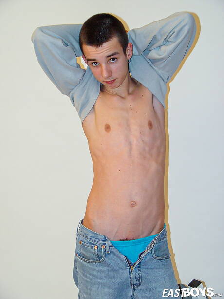 Mooie jongen Piotrek kleedt zich uit en laat zijn hete kont zien
