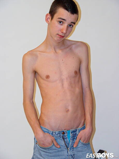 Mooie jongen Piotrek kleedt zich uit en laat zijn hete kont zien